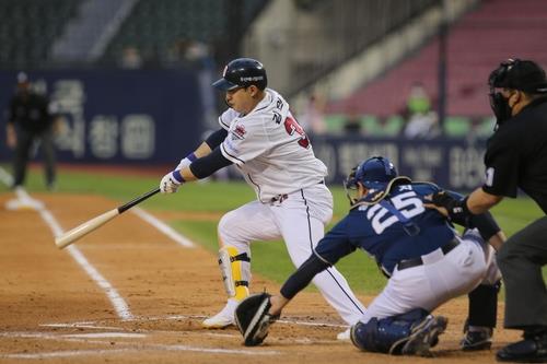 PIC]Dahyuh @ LG Twins Baseball slide ceremony😊😂