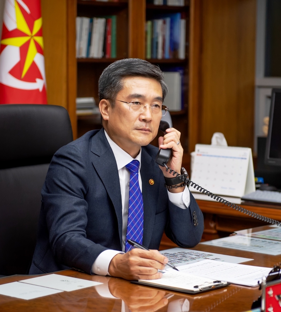 Defense Minister Suh Wook holds phone talks with his U.S. counterpart, Lloyd Austin, on May 5, 2022, in this photo released by the defense ministry. (PHOTO NOT FOR SALE) (Yonhap)