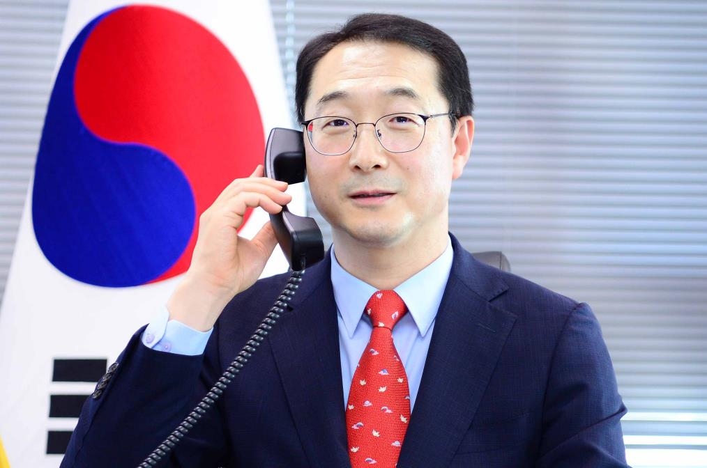 Kim Gunn, the special representative for Korean Peninsula peace and security affairs, speaks over the phone with his American counterpart Sung Kim, in this photo provided by Seoul's foreign ministry on May 16, 2022. (PHOTO NOT FOR SALE) (Yonhap)