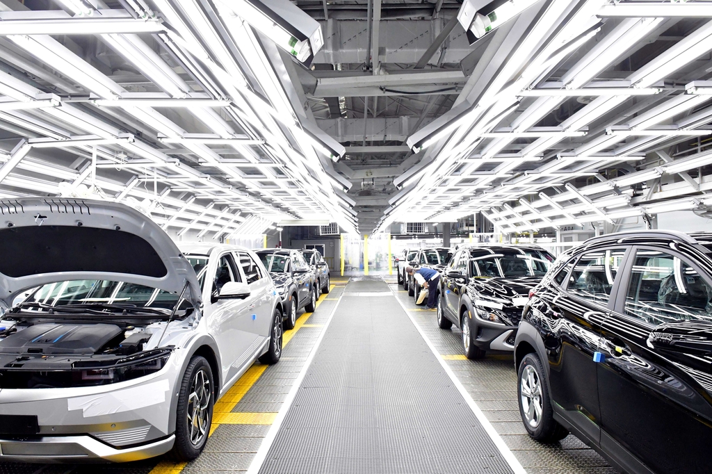 This file photo provided by Hyundai Motor shows the all-electric IONIQ 5 production line at its Ulsan plant. (PHOTO NOT FOR SALE) (Yonhap) 