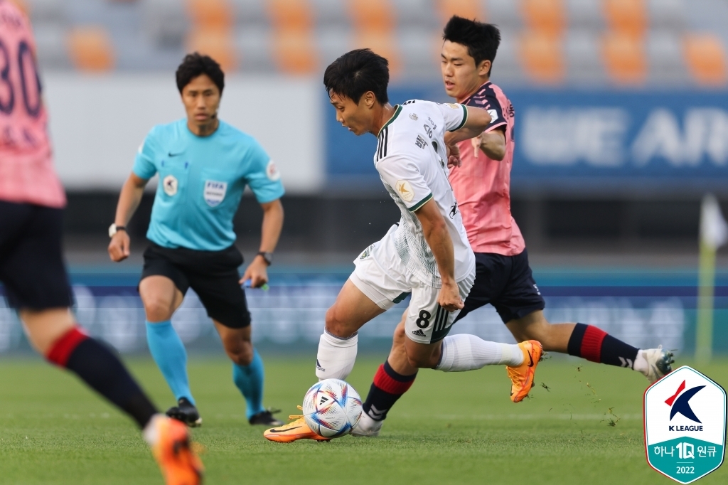 Paik Seung-ho of Jeonbuk Hyundai Motors (C) is in action against Suwon FC during the clubs' K League 1 match at Suwon Stadium in Suwon, 45 kilometers south of Seoul, on May 22, 2022, in this photo provided by the Korea Professional Football League. (PHOTO NOT FOR SALE) (Yonhap)