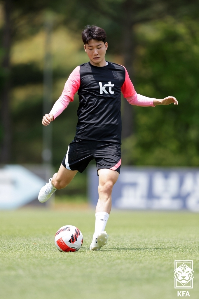 Kim Dong-hyun, midfielder for the South Korean men's national football team, trains at the National Football Center in Paju, Gyeonggi Province, on May 31, 2022, in this photo provided by the Korea Football Association. (PHOTO NOT FOR SALE) (Yonhap)
