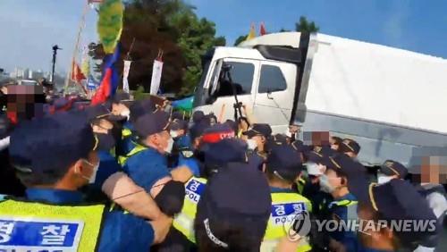 This photo provided by police shows police forces and striking cargo truckers clashing near a factory in Icheon on June 8, 2022. (PHOTO NOT FOR SALE) (Yonhap))