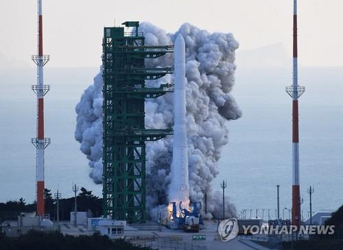 South Korea's first homegrown space launch vehicle, known as Nuri, takes off from the Naro Space Center in Goheung, South Jeolla Province, on Oct. 21, 2021. (Pool photo) (Yonhap)