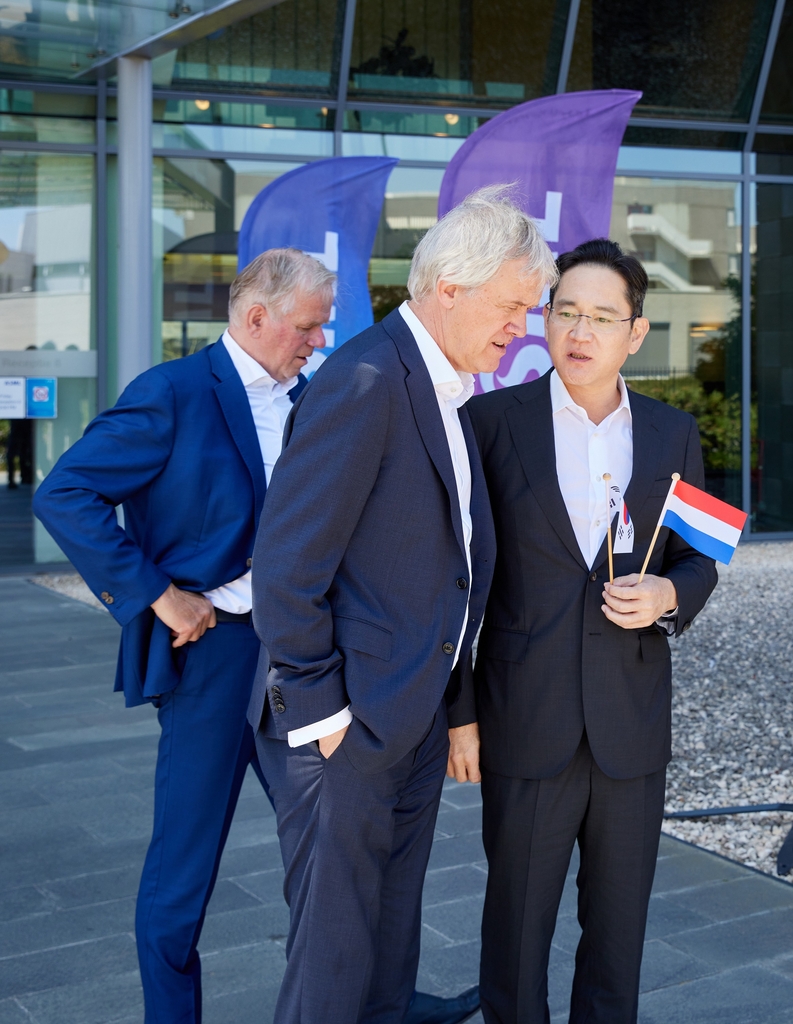 Samsung Electronics Vice Chairman Lee Jae-yong (R) talks with ASML CEO Peter Wennink at the Dutch chip equipment maker's headquarters in Veldhoven, the Netherlands, on June 14, 2022, in this photo provided by the company. (PHOTO NOT FOR SALE) (Yonhap)