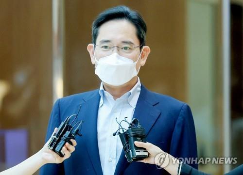 Samsung Electronics Vice Chairman Lee Jae-yong answers a question from a reporter upon arriving at Gimpo International Airport in western Seoul on June 18, 2022, wrapping up a business trip to Europe. (Yonhap)