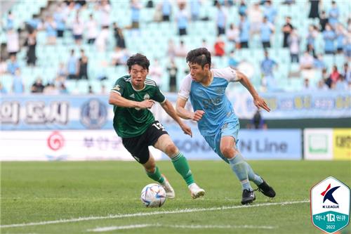 Kim Bo-kyung of Jeonbuk Hyundai Motors (L) tries to chase down Lee Keun-ho of Daegu FC during the clubs' K League 1 match at Jeonju World Cup Stadium in Jeonju, 200 kilometers south of Seoul, on June 25, 2022, in this photo provided by the Korea Professional Football League. (PHOTO NOT FOR SALE) (Yonhap)