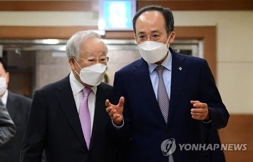 Finance Minister Choo Kyung-ho (R), who doubles as the deputy prime minister for economic affairs, talks with Sohn Kyung-shik, head of the Korea Employers Federation (KEF), while walking to a KEF meeting room in Seoul on June 28, 2022. (Pool photo) (Yonhap)