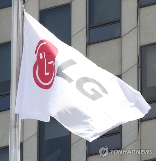 The file photo, taken July 15, 2021, shows the LG flag at the group's headquarters in Seoul. (Yonhap)