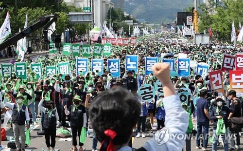  Umbrella union stages massive rallies in Seoul amid scorching heat