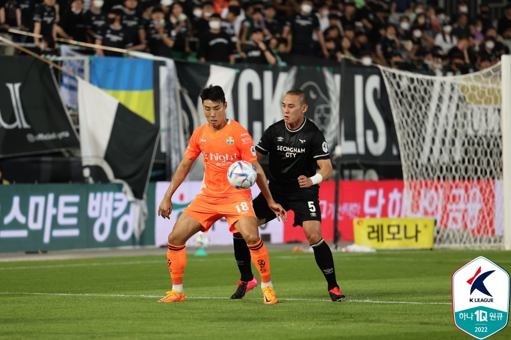 Lee Jung-hyub of Gangwon FC (L) and Ma Sang-hoon of Seongnam FC battle for the ball during the clubs' K League 1 match at Tancheon Stadium in Seongnam, 20 kilometers south of Seoul, on July 2, 2022, in this photo provided by the Korea Professional Football League. (PHOTO NOT FOR SALE) (Yonhap)