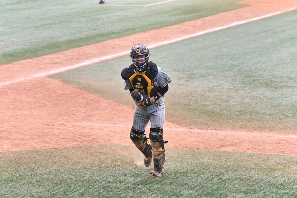 Gyeonggi Commercial High School catcher Um Hyung-chan is in action during a game, in this photo provided by Um on July 5, 2022. (PHOTO NOT FOR SALE) (Yonhap)