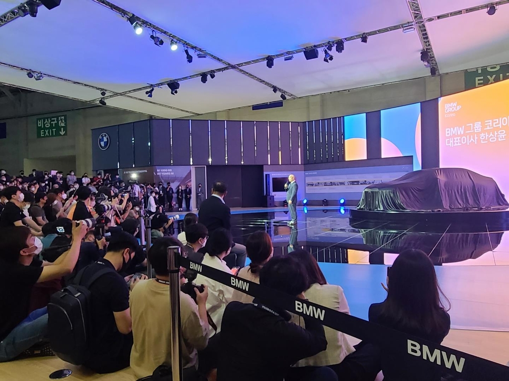 This July 14, 2022, photo shows reporters awaiting the unveiling of BMW's i7 all-electric car at the Busan International Motor Show. (Yonhap) 