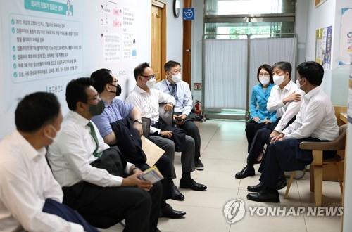 Presidential secretaries wait to check for possible adverse reactions after receiving their fourth COVID-19 vaccine shots at the Junggu Community Health Center in central Seoul on July 18, 2022, in this photo provided by the presidential office. (PHOTO NOT FOR SALE) (Yonhap)