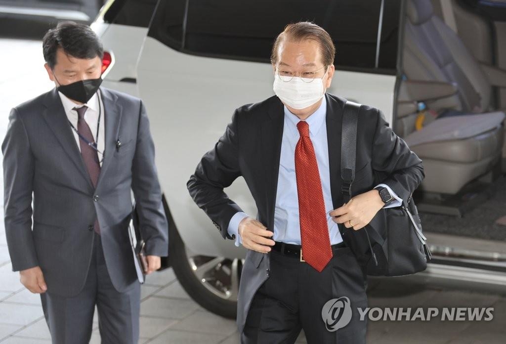This file photo shows Unification Minister Kwon Young-se (R) arriving for work at the government complex in Seoul on May 16, 2022. (Yonhap)