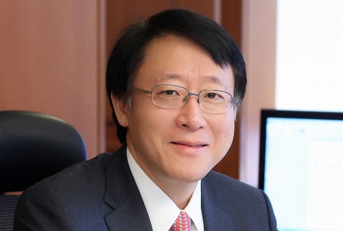 This photo, provided by the Bank of Korea on July 26, 2022, shows professor Shin Sung-hwan who was named as the new policymaker of the central bank's monetary policy committee. (PHOTO NOT FOR SALE) (Yonhap)