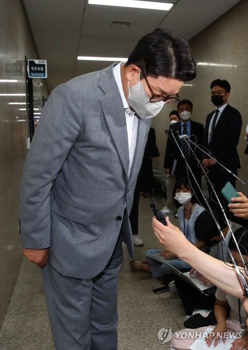 Rep. Kweon Seong-dong, acting chair and floor leader of the People Power Party, bows his head at the National Assembly on July 27, 2022, after apologizing over a text conversation with President Yoon Suk-yeol. (Pool photo) (Yonhap).