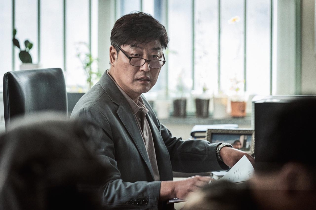 This photo provided by Showbox shows a scene from "Emergency Declaration." (PHOTO NOT FOR SALE) (Yonhap)