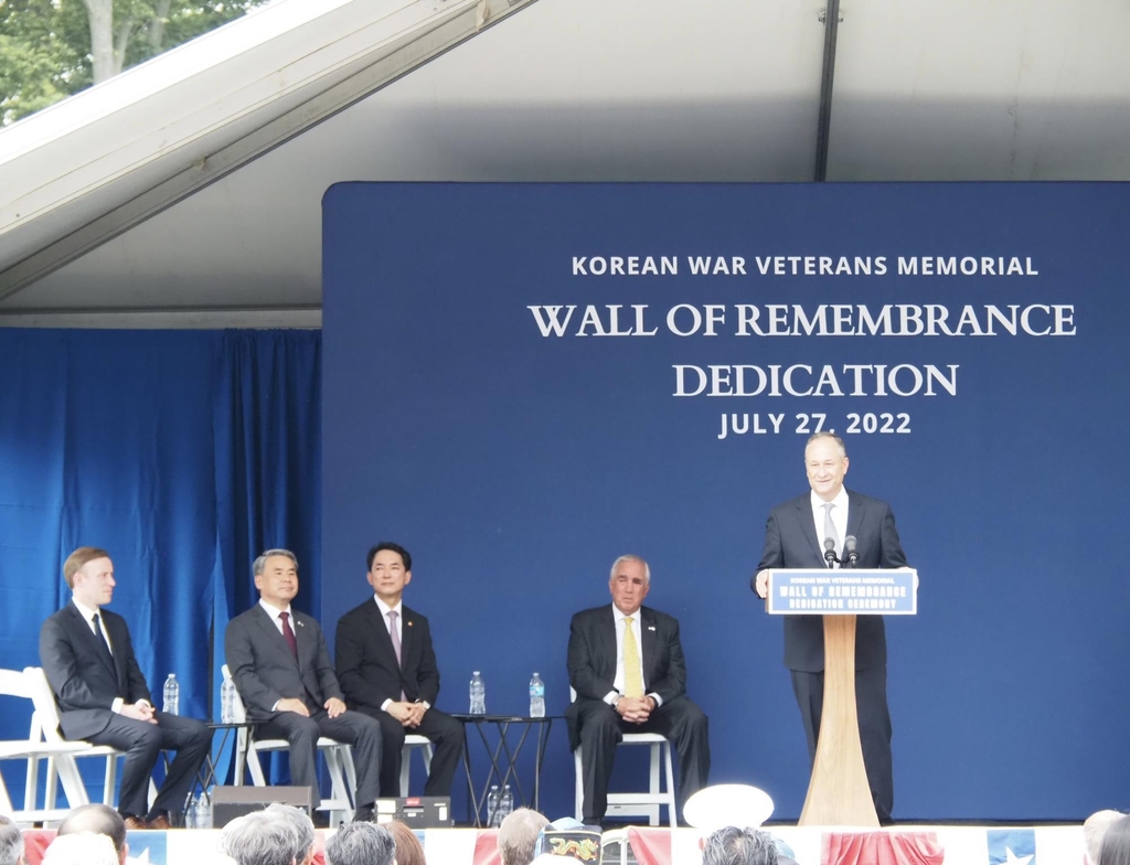 Doug Emhoff (R), husband of U.S. Vice President Kamala Harris, delivers congratulatory remarks at the dedication ceremony for the Wall of Remembrance, a new monument added to the Korean War Veterans Memorial, in Washington on July 27, 2022. (Joint Press Corps-Yonhap)
