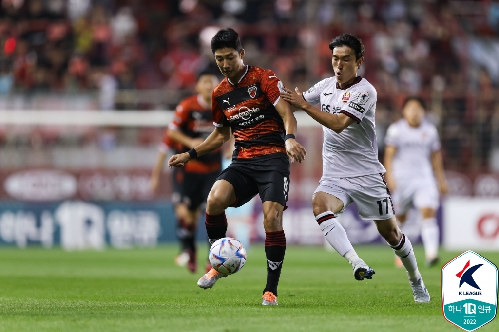 Heo Yong-jun of Pohang Steelers (L) is challenged by Kim Jin-ya of FC Seoul during the clubs' K League 1 match at Pohang Steel Yard in Pohang, 380 kilometers southeast of Seoul, on July 30, 2022, in this photo provided by the Korea Professional Football League. (PHOTO NOT FOR SALE) (Yonhap)
