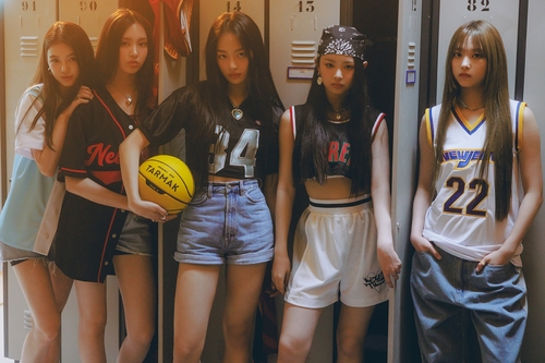 (LEAD) Rookie girl group NewJeans makes impressive debut on charts
