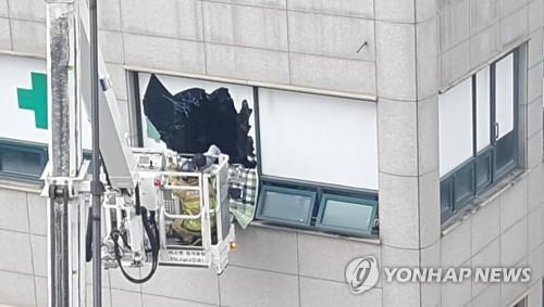 This photo provided by a news reader shows rescue workers in operation at a hospital, where a fire killed five people, on Aug. 5, 2022. (PHOTO NOT FOR SALE) (Yonhap)