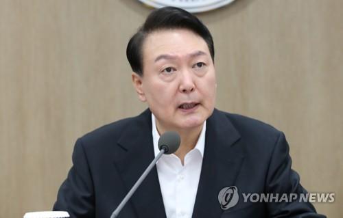 Yoon unlikely to reshuffle aides despite low approval ratings