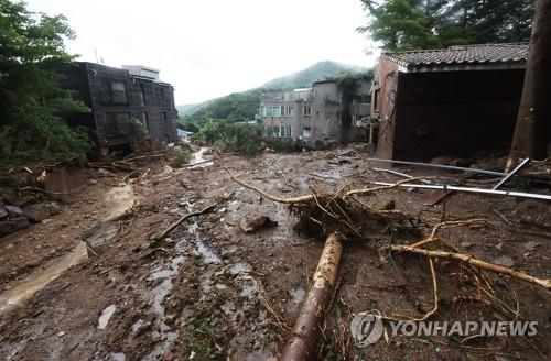 A landslide hits a village in Gwangju, east of Seoul, on Aug. 9, 2022, as torrential rains battered Seoul and surrounding areas the previous night. (Yonhap)