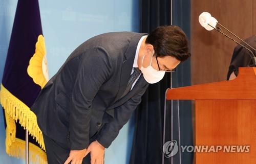 People Power Party Rep. Kim Sung-won bows in a press conference at the National Assembly on Aug. 12, 2022, apologizing over his insensitive remarks that drew strong criticism. (Yonhap)