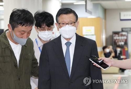 Park Sam-koo, former chairperson of Kumho Asiana Group, arrives at the Seoul Central District Court in southern Seoul on Aug. 17, 2022, to attend his sentencing hearing. (Yonhap)