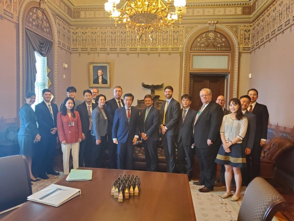 An AMCHAM delegation poses for a photo at the White House on July 29, 2022, after meeting with officials of President Joe Biden's administration, in this photo provided by AMCHAM. (PHOTO NOT FOR SALE) (Yonhap)
