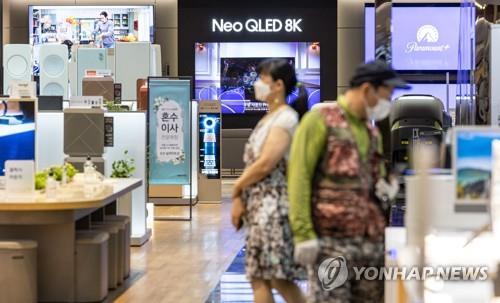 Neo QLED TVs are on display at a Samsung D'light shop in Seocho, southern Seoul, in this July 7, 2022, file photo. (Yonhap)