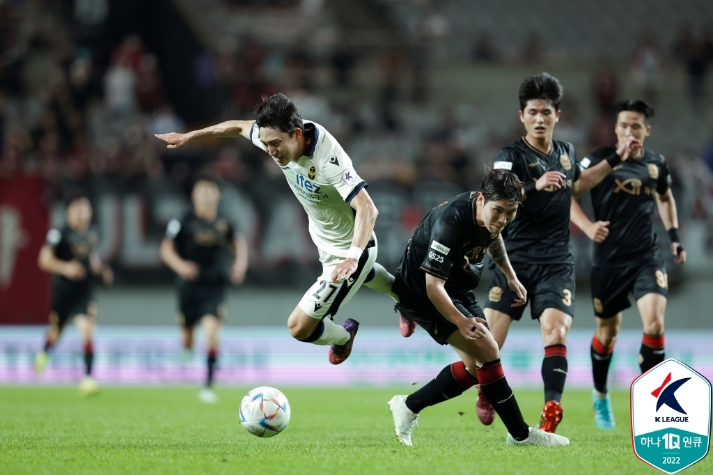 In this June 25, 2022, file photo provided by the Korea Professional Football League, Kim Bo-sub of Incheon United (L) and Hwang Hyun-soo of FC Seoul battle for the ball during the clubs' K League 1 match at Seoul World Cup Stadium in Seoul. (PHOTO NOT FOR SALE) (Yonhap)