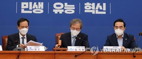 Rep. Song Ki-hun, deputy chair of the main opposition Democratic Party's central committee, puts a charter revision proposal to a vote at the committee meeting held at the National Assembly in western Seoul on Aug. 26, 2022. (Pool photo) (Yonhap)