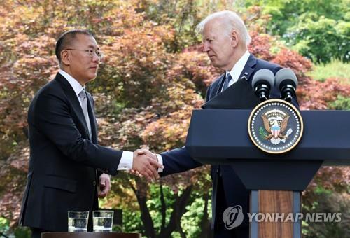 U.S. President Joe Biden (R) shakes hands with Hyundai Motor Group Chairman Chung Euisun after a speech on the South Korean carmaker's investment plan in the United States in Seoul, in this file photo taken May 22, 2022. (Yonhap)