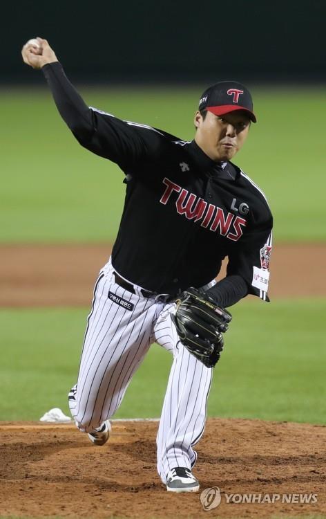 In this file photo from June 17, 2020, Kim Dae-hyun of the LG Twins pitches against the Hanwha Eagles during the bottom of the seventh inning of a Korea Baseball Organization regular season game at Hanwha Life Eagles Park in Daejeon, 160 kilometers south of Seoul. (Yonhap)