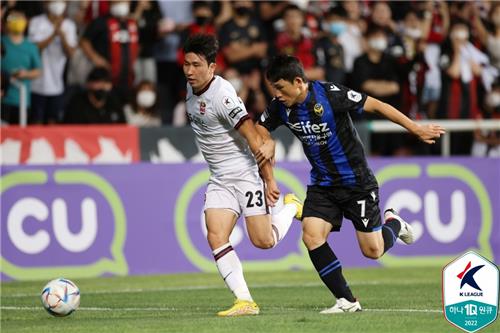Yoon Jong-gyu (L) of FC Seoul and Kim Do-hyeok of Incheon United battle for the ball during the clubs' K League 1 match at Incheon Football Stadium in Incheon, 30 kilometers west of Seoul, on Aug. 27, 2022, in this photo provided by the Korea Professional Football League. (PHOTO NOT FOR SALE) (Yonhap)
