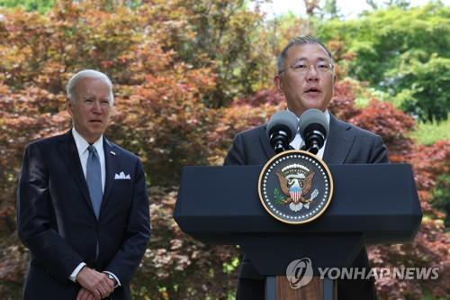 Hyundai Motor Group Chairman Euisun Chung (R) makes a speech during his one-on-one meeting in Seoul with U.S. President Joe Biden, who was visiting South Korea for the summit with President Yoon Suk-yeol, in this file photo taken May 22, 2022. Chung unveiled a plan to build a US$5.5 billion plant in the U.S. state of Georgia to produce electric vehicles and EV batteries. (Yonhap)