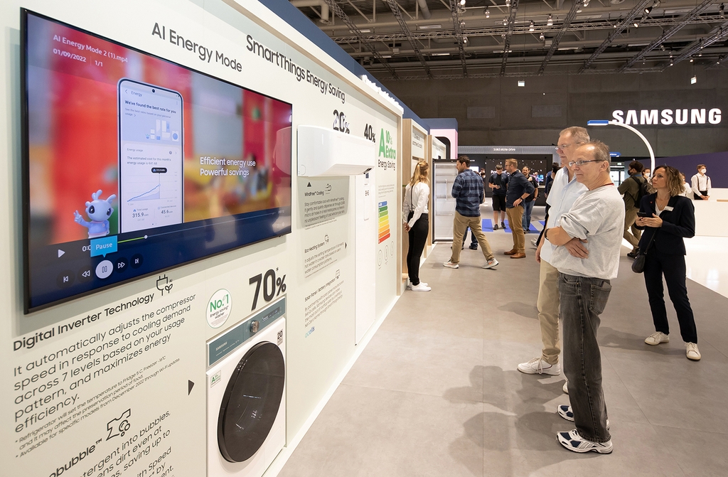 Visitors check out Samsung Electronics Co.'s home appliances that can save 10 percent more energy than the highest energy grade A rating at IFA 2022 in Berlin, Germany, on Sept. 4, 2022, in this photo provided by the company. (PHOTO NOT FOR SALE) (Yonhap)