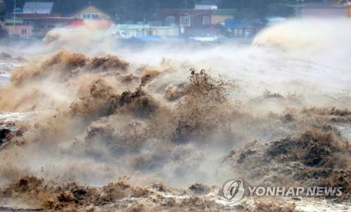This photo shows raging currents in the sea off Pohang on Sept. 6, 2022, in the aftermath of Typhoon Hinnamnor. (Yonhap)
