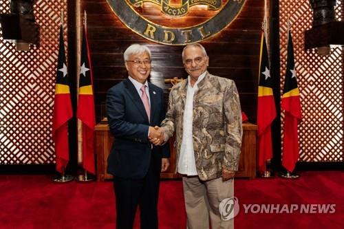 Lee In-yong (L), chief of corporate relations at Samsung Electronics Co., shakes hands with East Timor's President Jose Ramos-Horta during their meeting in the capital city of Dili on Aug. 19, 2022 (local time), in this photo provided by Samsung. (PHOTO NOT FOR SALE) (Yonhap) 