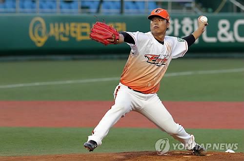 In this file photo from Sept. 3, 2010, Koo Dae-sung of the Hanwha Eagles pitches in his final Korea Baseball Organization game at Hanbat Stadium in Daejeon, 160 kilometers south of Seoul. (Yonhap)