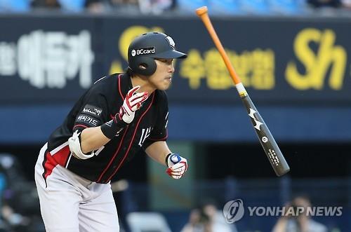 In this file photo from May 28, 2015, Jang Sung-ho of the KT Wiz flips his bat after an RBI single against the LG Twins during the top of the third inning of a Korea Baseball Organization regular season game at Jamsil Baseball Stadium in Seoul. (Yonhap)