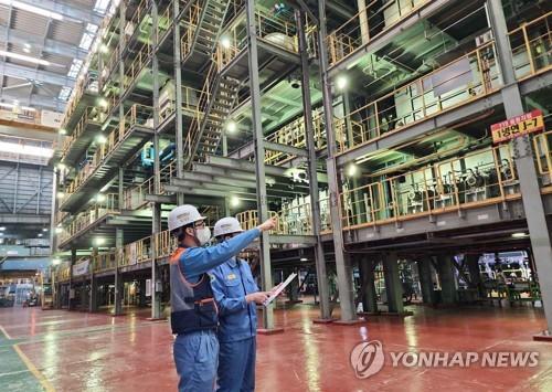 POSCO employees check one of its cold-rolled steelmaking facility in Pohang, about 370 kilometers southeast of Seoul, on Sept. 20, 2022. (PHOTO NOT FOR SALE) (Yonhap)