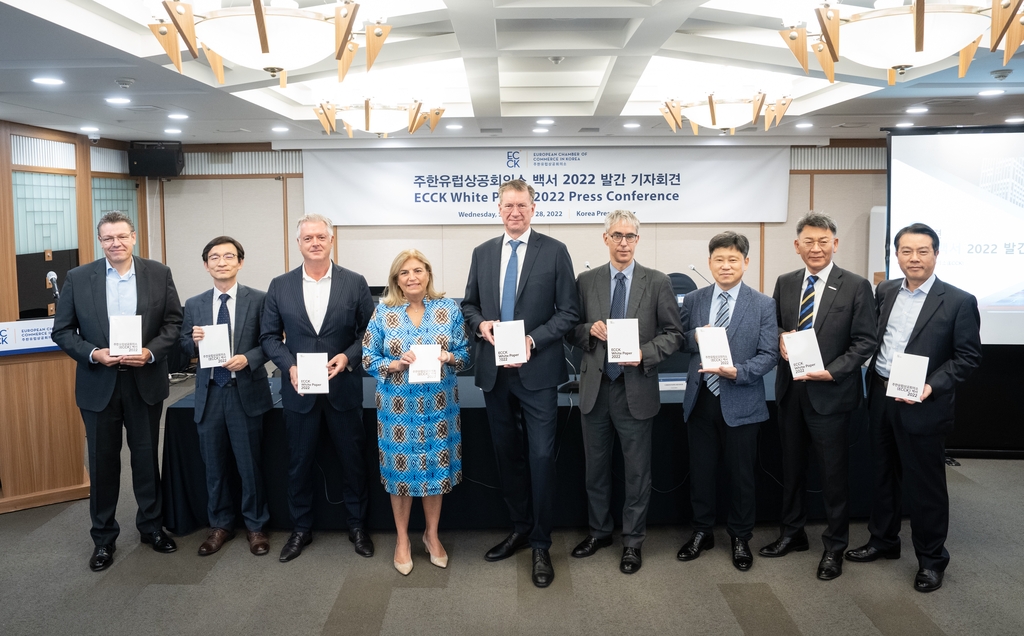 European Chamber of Commerce in Korea (ECCK) Chairperson Dirk Lukat (5th from L), Maria Castillo-Fernandez (4th from L), ambassador of the European Union to the Republic of Korea, and other ECCK representatives hold up the 2022 white paper in their hands as they pose for a photo at a press conference on the annual publication in Seoul on Sept. 28, 2022. (PHOTO NOT FOR SALE) (Yonhap) 