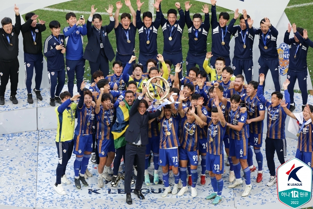 Ulsan Hyundai FC players and coaches celebrate their 2022 K League 1 championship following a match against Jeju United at Munsu Football Stadium in Ulsan, 310 kilometers southeast of Seoul, on Oct. 23, 2022, in this photo provided by the Korea Professional Football League. (PHOTO NOT FOR SALE) (Yonhap)