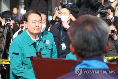 President Yoon Suk-yeol visits the site of the deadly stampede in Itaewon on Oct. 30, 2022. (Yonhap)