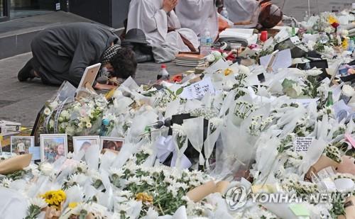 A citizen bows near Itaewon Station on Nov. 3, 2022, in mourning of those killed in the deadly crowd crush. (Yonhap)