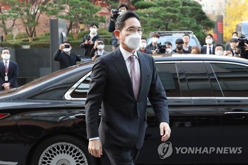 Samsung Electronics Executive Chairman Lee Jae-yong arrives at Lotte Hotel in downtown Seoul on Nov. 17, 2022, to meet Saudi Crown Prince and Prime Minister Mohammed bin Salman. (Yonhap)