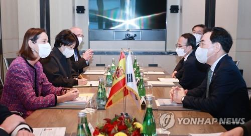 Industry Minister Lee Chang-yang (R) holds a meeting with his Spanish counterpart, Reyes Maroto (L), at a Seoul hotel on Nov. 18, 2022, in this photo provided by the ministry. (PHOTO NOT FOR SALE) (Yonhap)
